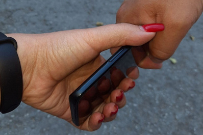 Втерся в доверие: в Тольятти мужчина обманом похитил смартфон у незнакомки