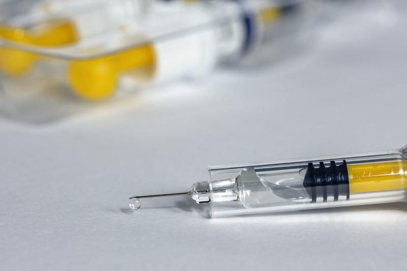 Министр здравоохранения Черногории сделала прививку от коронавируса "Спутником V"