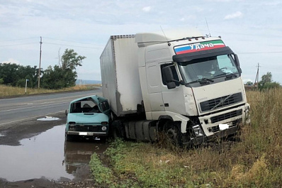 Под Самарой фура раздавила "Ниву"