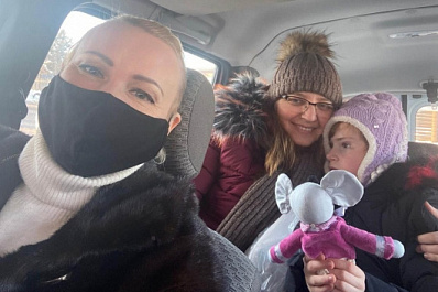 Губернатор Дмитрий Азаров поблагодарил Ольгу Шелест за помощь детям 