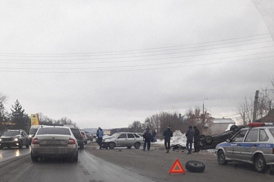 Сегодня в ДТП на Красноглинском шоссе в Самаре перевернулся автомобиль