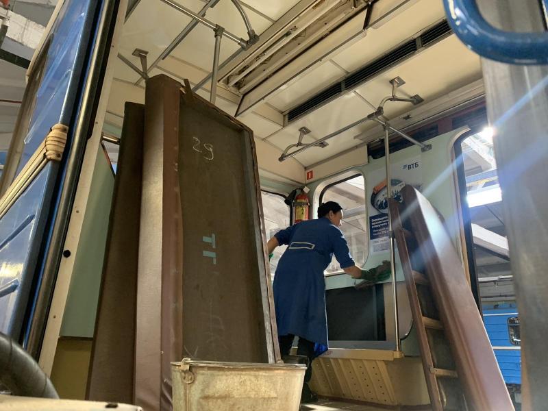 В Самаре после зимы отмывают наземный транспорт и метро