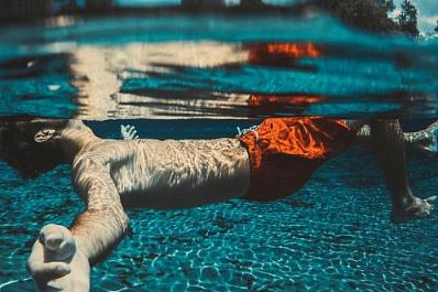 В Сызрани закаленный мужчина устроил заплыв на Волге