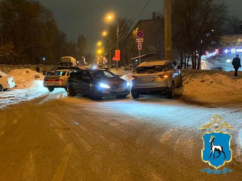 В Самарской области на трассе молодой водитель на иномарке насмерть сбил пешехода