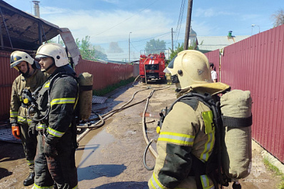 В Советском районе Самары тушат пожар на площади 120 кв. м в частном доме