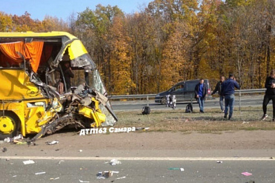 Трое дорожных рабочих пострадали в Самарской области при столкновении грузовика и автобуса 