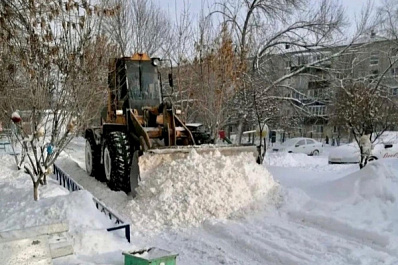 170 рабочих и 10 снегоуборочных машин: в Сызрани идет борьба с последствиями снегопада