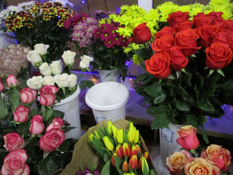 В Тольятти мужчина украл цветы и раздарил их встречным женщинам