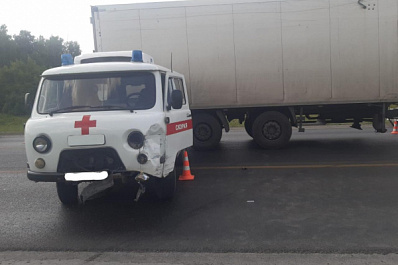 Внедорожник въехал в машину скорой помощи с включённым маячком под Новосибирском