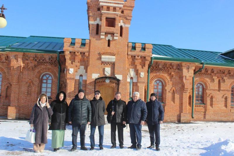 Сенатор Кислов провел прием граждан и проверил ход модернизации оросительной системы в Приволжском районе