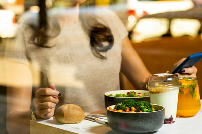 Эксперты разъяснили, как быть, если работодатель не дает пообедать