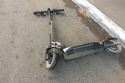 В Самаре иномарка сбила 35-летнюю женщину на самокате