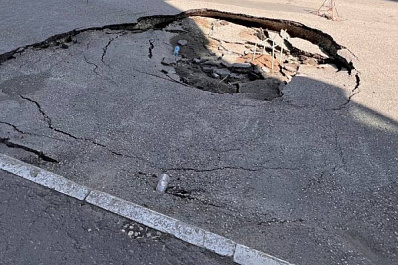 Под угрозой обвала: жители Самары требуют убрать яму на дороге