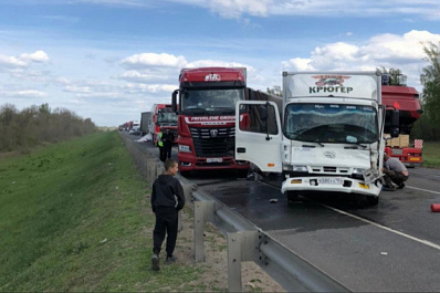 Массовая авария с 6 грузовиками произошла на трассе М5 в Самарской области