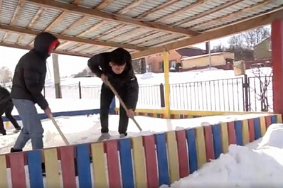 В Новосемейкино школьники провели акцию к 8 Марта и расчистили снег возле детского сада