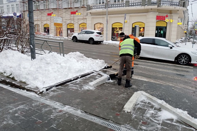 В Самаре городские службы устраняют последствия первого снегопада 