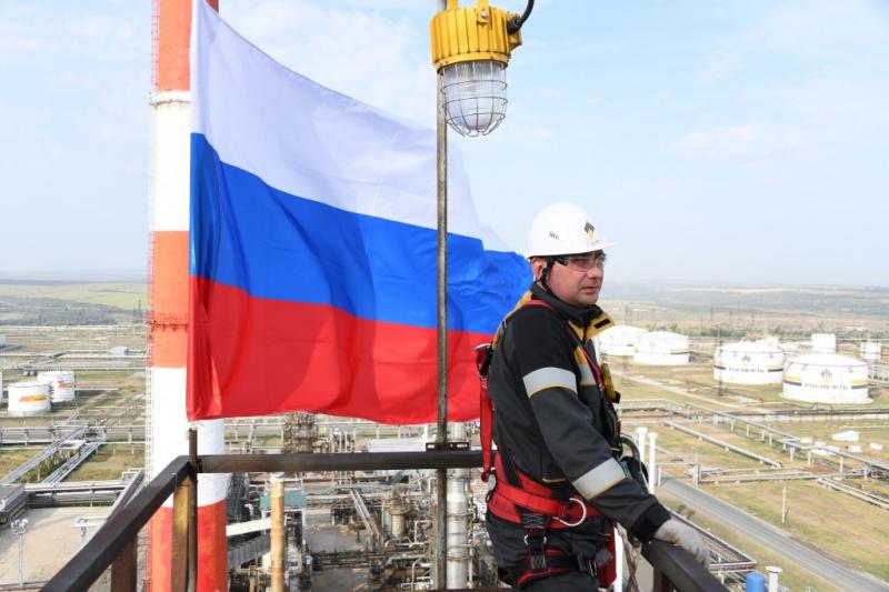 Нефтяники Самарской области в честь Дня государственного флага России провели патриотические акции