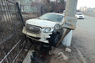 Пострадал ребенок: в Тольятти иномарка влетела в столб