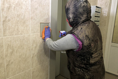 Защита от коронавируса: как дезинфицируют подъезды домов в Самаре