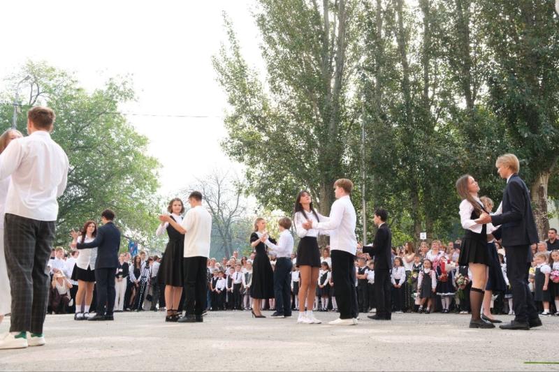 Проводили в школу: Александр Фетисов поздравил детей с Днем знаний