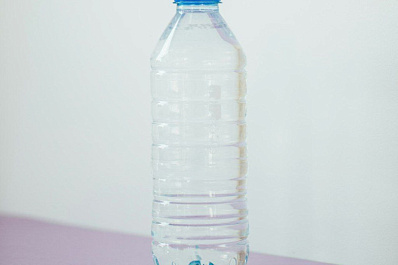 Эксперт объяснил, почему нельзя многократно использовать одноразовую бутылку