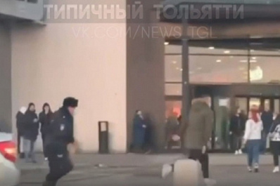 В Самаре у торгового центра мужчина убежал от полиции