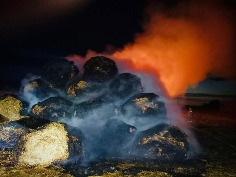 В Безенчукском районе ночью 12 августа горели 200 тонн сена