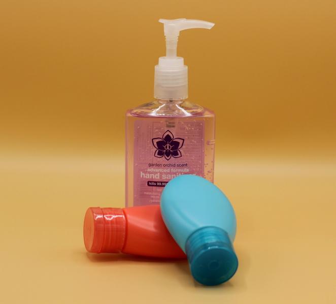 Антисептики и маски: как россияне защищают себя на работе от COVID-19 