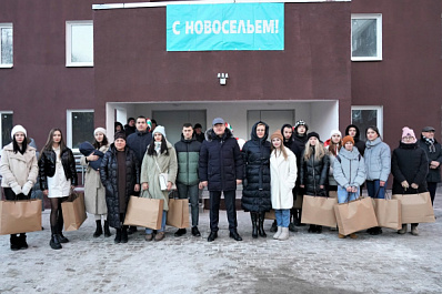 Дмитрий Азаров передал ключи от квартир детям-сиротам