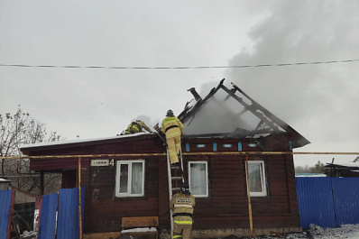 Спасли парализованную женщину: в Октябрьске вспыхнул дом