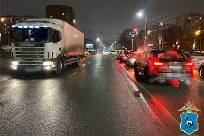 В Самаре на ул. Демократической большегруз сбил девочку