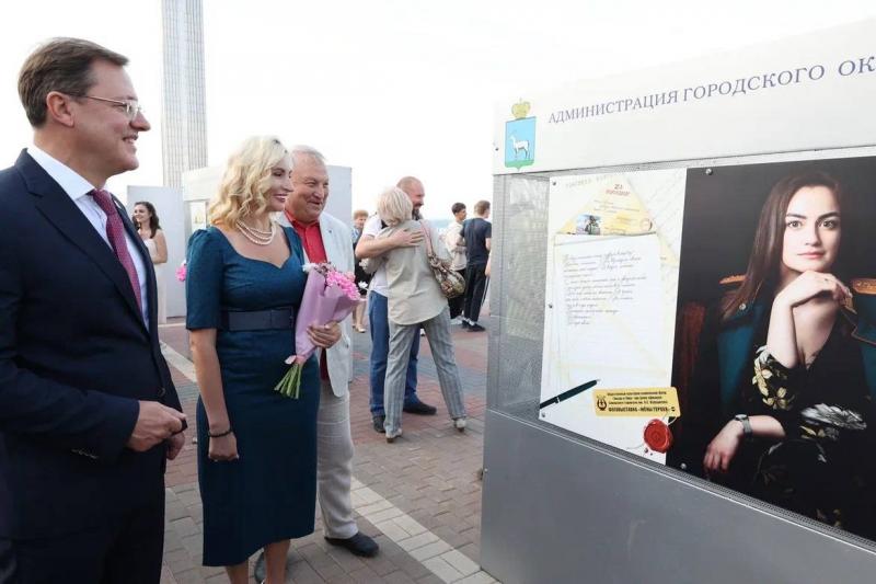 Дмитрий Азаров вместе с супругами самарских военнослужащих принял участие в открытии фотовыставки "ЖЁНЫ ГЕРОЕВ"