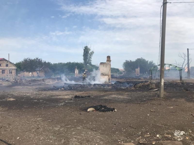 Дома сгорели дотла: фото и видео с места пожара в Яицком