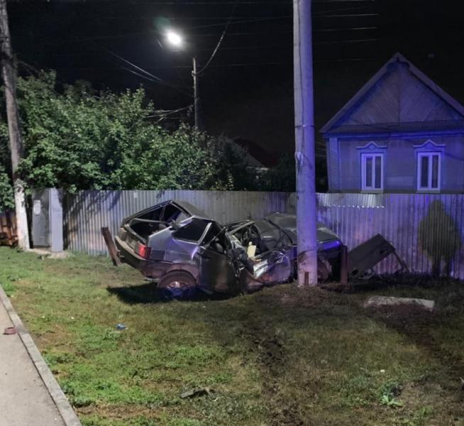 Под Самарой "девятка" влетела в столб, пассажир погиб