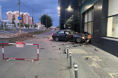 В Самаре на улице Ново-Садовой BMW врезался в ТЦ "Захар" 13 июля 2022 года