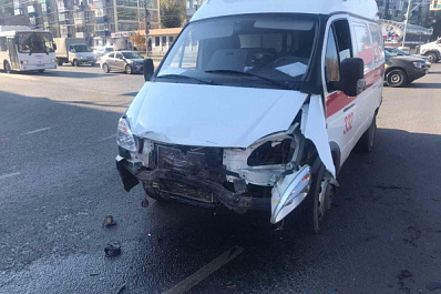 В Самаре 34-летний водитель иномарки столкнулся со скорой помощью