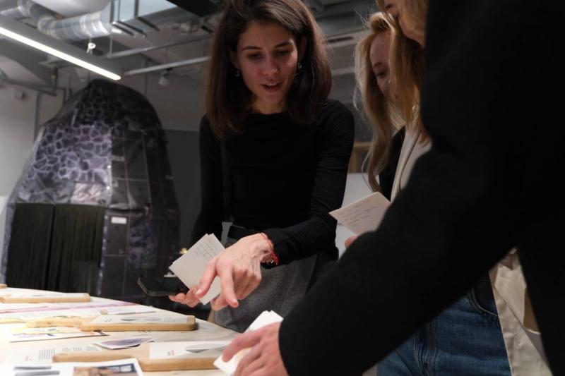 Художники с плюсами: в Третьяковке представили выставку по итогам арт-резиденций