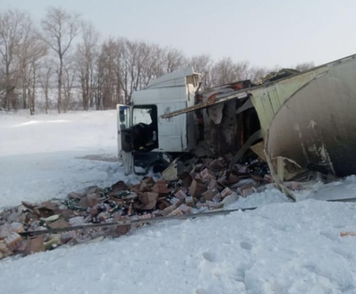 В Самарской области 16 февраля на трассе столкнулись два грузовика 