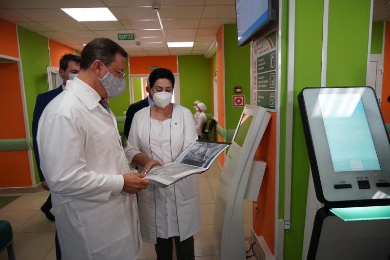 С заботой о юных жителях региона: Дмитрий Азаров оценил возможности детской поликлиники на Мехзаводе