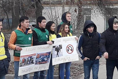 Инспекторы ГИБДД призвали пешеходов снимать наушники и капюшоны