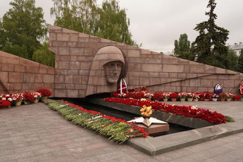В Самаре в День Победы прошло возложение цветов к Вечному огню на площади Славы