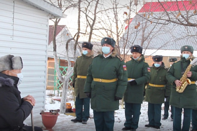 Самарские военные устроили концерт у дома 96-летнего наводчика "Катюши"