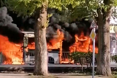 Гори, но не сгорай: в Самаре у парка Гагарина пламя уничтожило автобус № 23