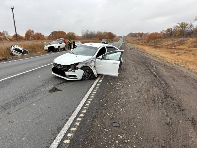 В Самарской области 13 октября три человека попали в больницу после ДТП с "Ларгусом" и "Вестой"