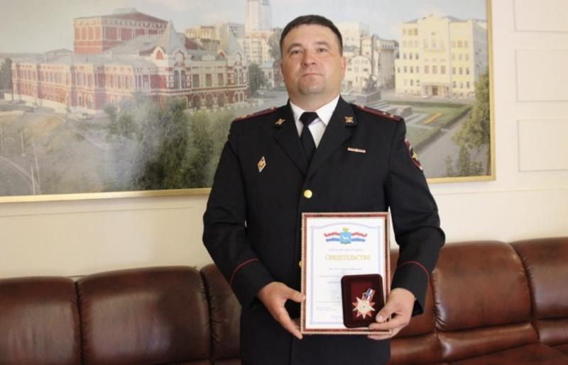 В Самаре вручили почетный знак полицейскому, который спас девочку-подростка