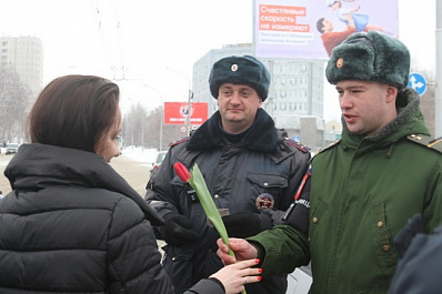 На дорогах Новосибирска появились военные с цветами