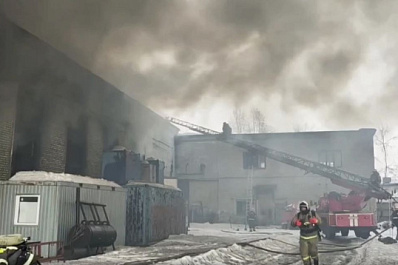 На полыхающем складе в Новокуйбышевске обрушилась крыша