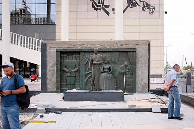 В Самаре памятник Владимиру Высоцкому вернули к зданию Дворца спорта