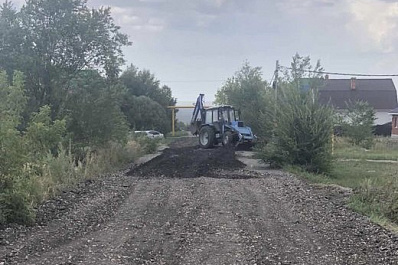 Грунтовую дорогу в Сызрани засыпали асфальтовой крошкой