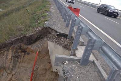 Склон у дороги к самарскому аэропорту размыло